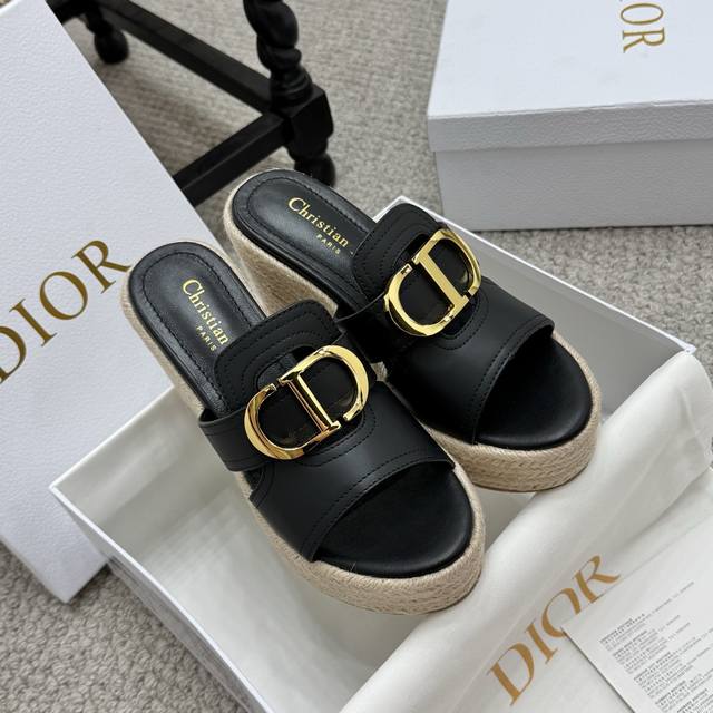 增高款 Dior 迪奥 25Ss 夏季高版本新款凉鞋. 简约超级百搭. 上脚完美奢华可任意搭配春夏服饰. 脚感更是舒适！材质原版完美复刻. 原版拆解开模. 面料