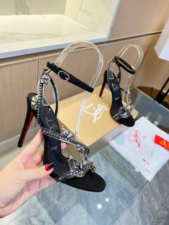 Christianlouboutin 路铂廷 Cl红底鞋Just Queen春季女士水晶高跟凉鞋，设计精致优雅，窄长的鞋跟为足部提供舒适承托，三条Pvc幼搭带优
