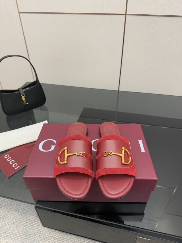 顶级版本 Gucci 古驰经典老花马衔扣拖鞋 夏天最值得入手的单品 自带高级气场的凉鞋 搭配裙装裤装率性洒脱 日常度假都是必不可少！ 鞋面采用原版定制材质 内里