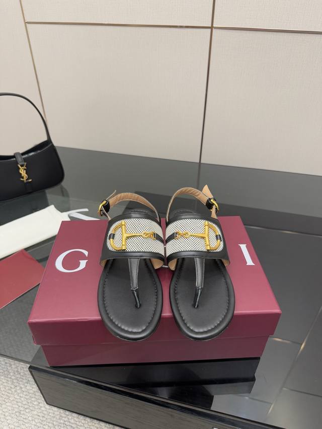 顶级版本 Gucci 古驰经典老花马衔扣 夹脚凉鞋 夏天最值得入手的单品 自带高级气场的凉鞋 搭配裙装裤装率性洒脱 日常度假都是必不可少！ 鞋面采用原版定制材质