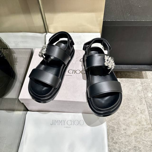 工厂P价P格 、吉米周，Jmyy Choo，沙滩凉鞋， 水钻搭配的设计风格非常独特， 市场独家首发，最优不服来比 最好的颜色，打破传统审美，明星私服上脚示范 就