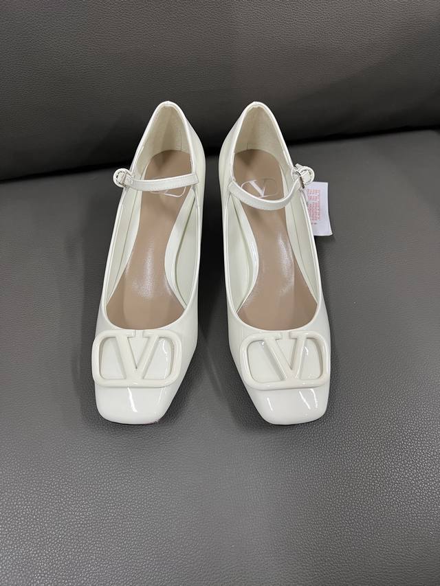 Valentin*新款复古玛丽珍单鞋 复古优雅 时尚百搭 新宠玛丽珍鞋，舒适与风格的完美结合 鞋面：漆皮 内里：垫脚羊皮 大底： 意大利真皮大底 跟高：6Cm