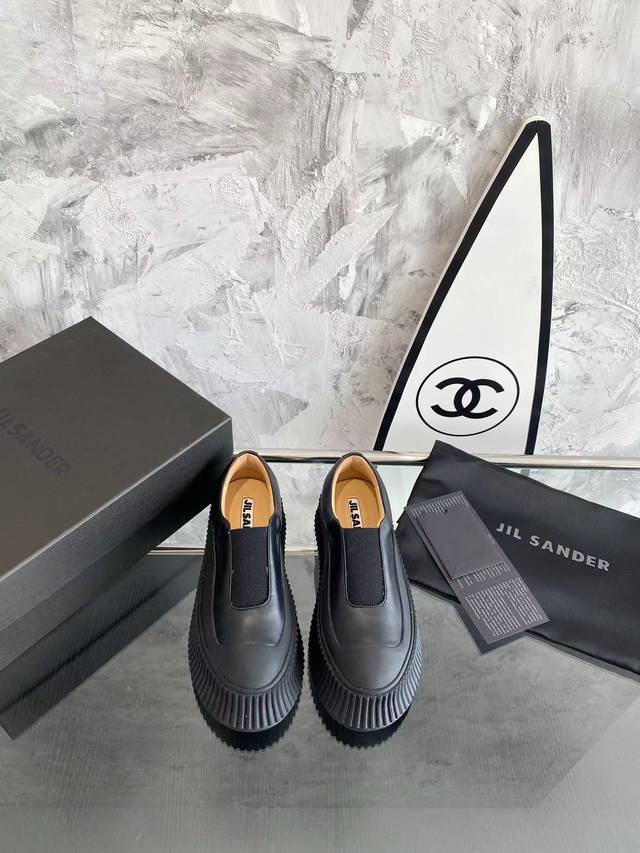 冲量价: Jil Sander 厚底饼干小白鞋 爆款 将极简风演绎到极致 这款小白鞋超级好穿 上脚不仅显腿细 而且显腿长 还有4Cm增高效果 太完美了 鞋面采用
