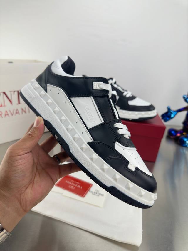 冲量价: Valentino 华伦天奴 Vt 早春 小白鞋 休闲鞋！顶级版本！ 原版1:1开模！套楦+油边工艺，经典拼接 时尚百搭，专柜同步全套包装 面料:定制