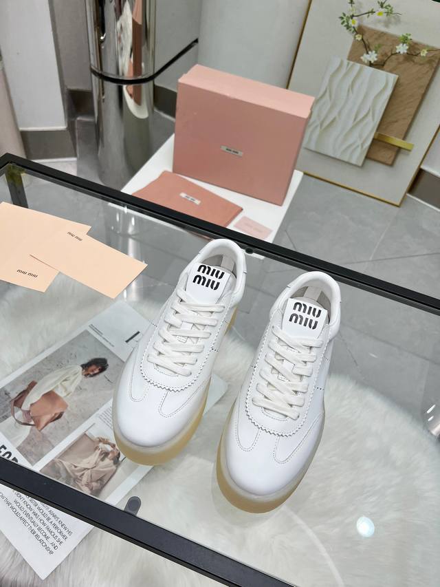 冲量价: Miumiu 缪缪 休闲小白鞋，美到心坎上啦！柔软的真皮材质，触感细腻，亲肤舒适。 独特的设计，时尚又百搭，无论是搭配牛仔裤还是裙子，都能轻松驾驭。