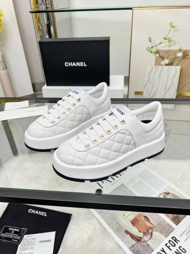 冲量价: Chanel香奈儿2025专柜顶级休闲款运动鞋这款经典设计；鞋面多种工艺电绣的风格；大底却时尚运动；不平凡的拥入了多种配色元素多元化混搭非常好看百搭，