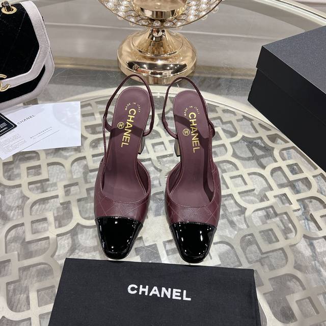 冲量价: Chanel香家25Vs春夏新款时装凉鞋系列 香奈儿是一个非常全面之尊贵时尚生活品牌，香港，美国，等大时尚博主及明星的同款，简直是美上天了，爱上优雅、