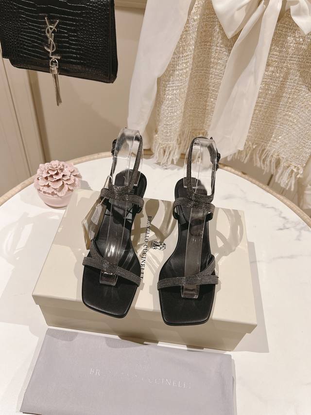 冲量价: 市场最高品质 独家款Brunellocucinelli Bc钢钻凉鞋 经典灵感定义了这款新高跟凉鞋的现代优雅风格。珍贵的进口小羊皮上展现着别致的斑驳，