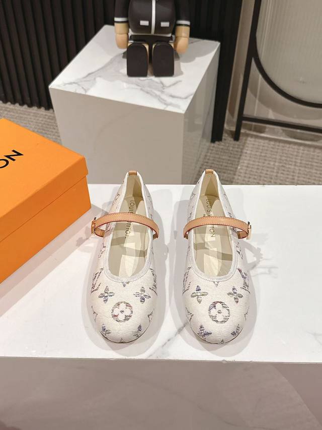 冲量价: Louis Vuitton 路易威登春夏 单鞋系列 联名玛丽珍时装平底鞋 春夏秀场出镜率最高的一款单品 超多名模上脚 简约大方非常百搭 鞋面：采用原版