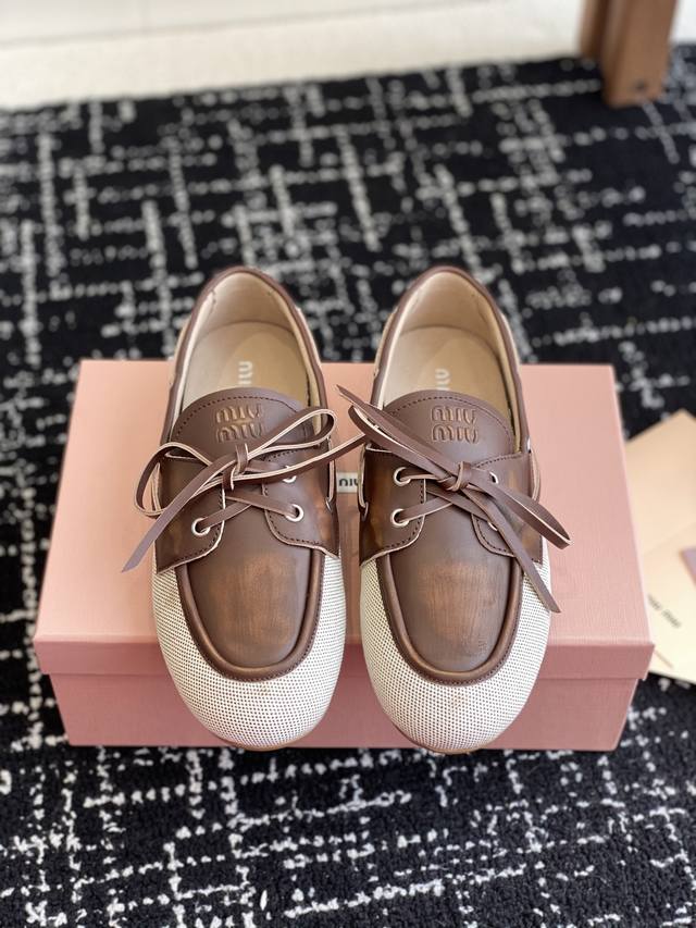 冲量价: 代购级 Miu Miu 25Ss 春夏季 布洛克 芭蕾舞 乐福鞋 这款布洛克鞋线条简约设计经典，饰以Miu Miu徽标 等金属细节。 鞋面采用了牛皮和