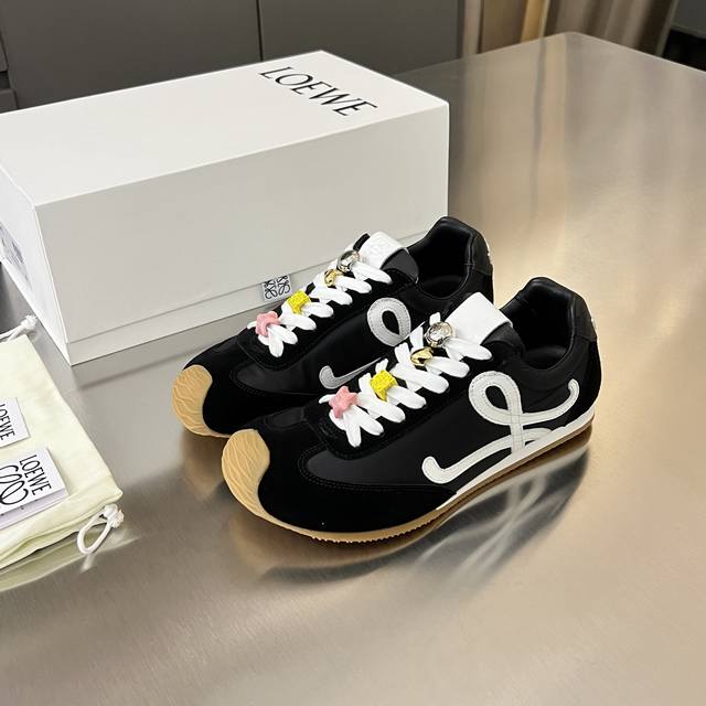 冲量价: 配饰五金扣10 罗意威Loeve爆款 Ballet Runner 2.0字母拼色阿甘休闲运动跑鞋 众多明星同款鞋头不对称设计新的波浪纹橡胶底延伸至鞋头