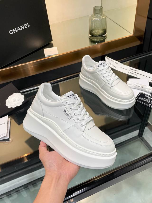 冲量价: Chanel与马吉拉2025C网红明星联名款 专柜最新走秀主打系列上新款， 真的美爆了，实物相当赞 原版排列搭配。 内里垫脚：进口羊皮里 大底：私模稀