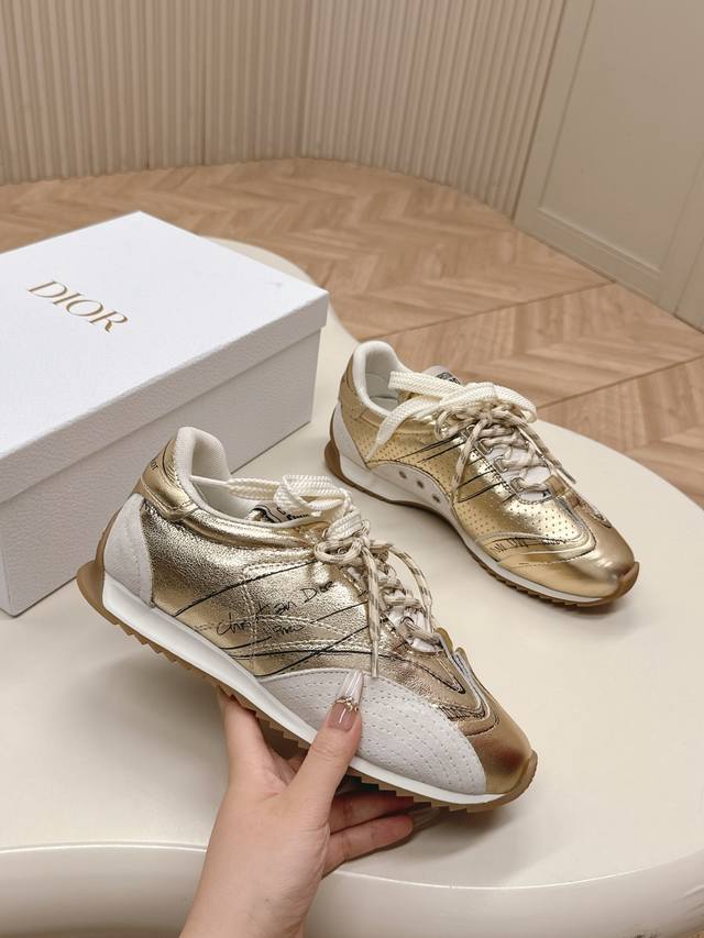 冲量价: Dior Sketch 迪奥春夏走秀款涂鸦素描德训鞋 阿甘鞋 原版开发 25Ss春夏秀场出镜率最高的单品 这双鞋改变了之前印象中的阿甘鞋单一的设计风格