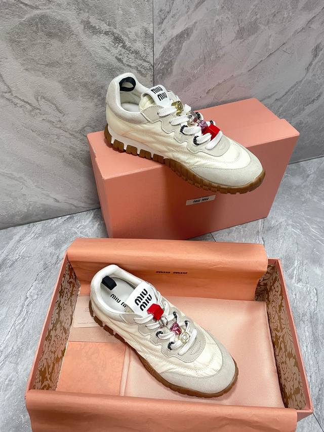 冲量价: 扣子+20 Miu Miu 25Ss 春夏新款走秀Miumiu 德训 休闲鞋，秀场工艺来自Miu Miu系列的细节特写 新季的潮流要素与此刻挚爱的概念