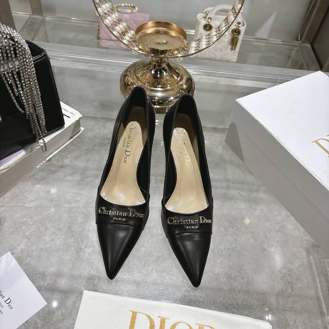 出厂单鞋 凉鞋 25Ss早春新款Dior迪奥D-My 五金字母扣尖头高跟鞋平底单鞋小猫跟后空凉鞋 这款My Dior 高跟鞋是二零二五春夏成衣系列新品，彰显精致