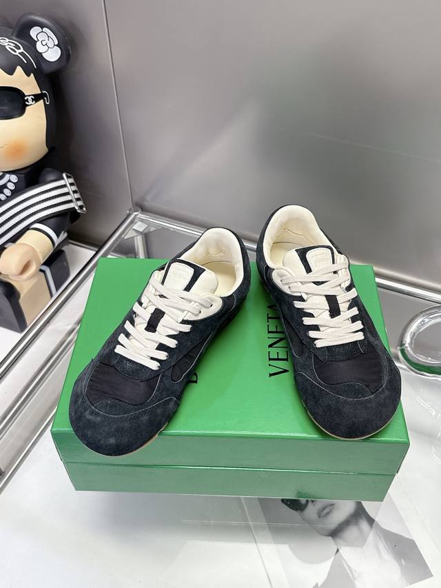 Bottega Veneta｜Bv葆蝶家 25Ss新款 阿甘鞋 德训运动鞋 Sneaker科技尼龙和绒面打造，灵感来自复古球鞋，全新演绎经典运动鞋，轻便、舒适、