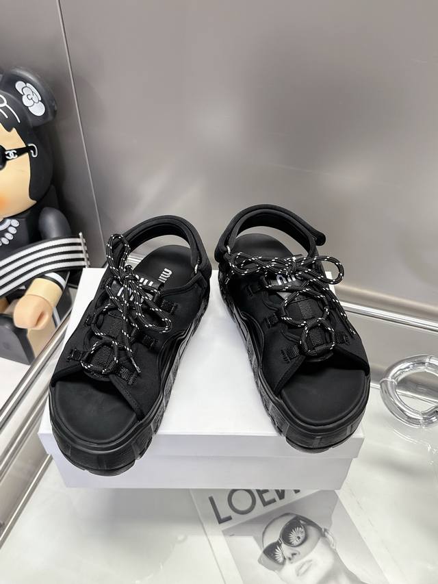 码数35-40。 Miumiu 2025新款厚底抽绳凉鞋，一出场便是焦点。被追问无数次的夏日宝藏凉鞋，黑色款神秘而酷飒，低调中满是高级感，鞋面柔软细腻，随着步伐