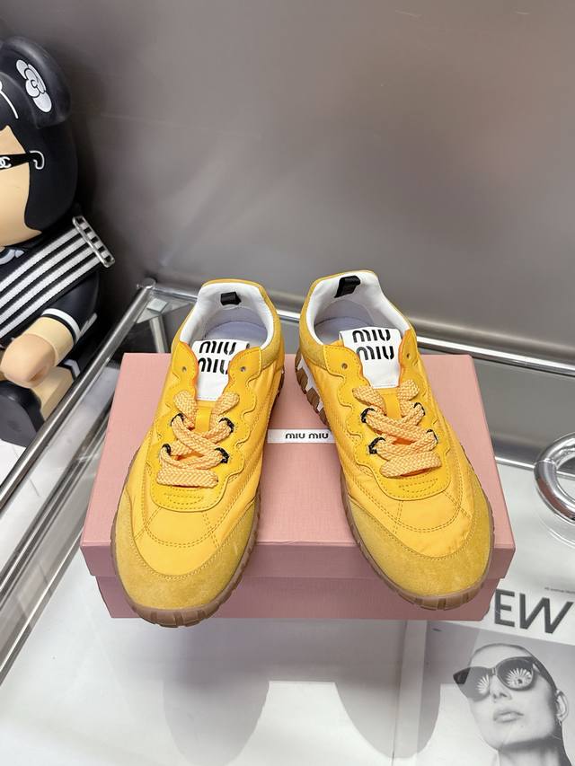 码数35-40 Miu Miu25Ss 出道即巅峰的，真的百搭又吸睛～Miumiu25Ss德训鞋，Miu Miu风格融于此款厚底帆布运动鞋的简约线条，简约又不简