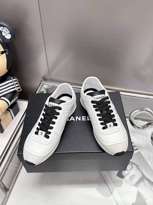 码数35-40 Chanel 110熊猫运动鞋！最近真的出圈了，它这么 真的是有原因的！ 鞋面是头层小牛皮，羊皮内里，透气又舒服，显白效果满满、搭配任何风格的衣
