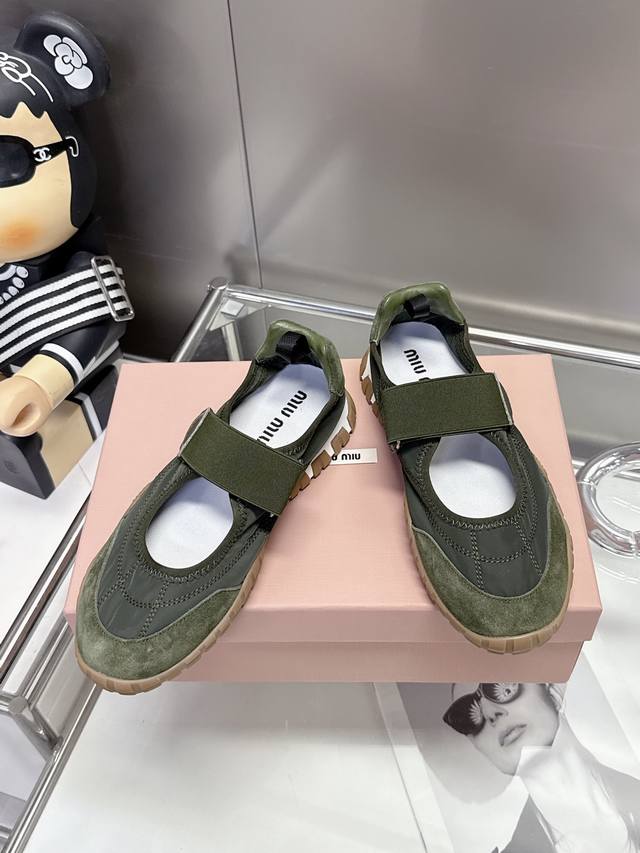 码数35-40。 41定做 Miumiu 缪缪2025春夏最新款玛丽珍魔术贴单鞋！太好看啦！大爆款再次来袭，魔术贴的设计真的是可可爱爱！ Miumiu前卫大胆的