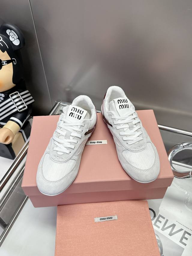 Miumiu缪缪透气网布休闲鞋2025早春夏新款系带Miumiu秀场工艺来自Miu Miu系列的细节特写 新季多色 拼色拼接潮流要素一 与此刻挚爱的概念，多元对