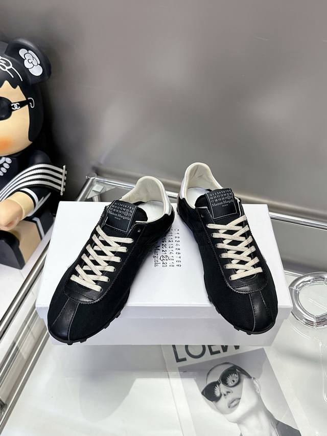 码数35-40 Maison Margiela 2025春夏系列新款上架，新款 Srinters运动鞋轮廓采用做旧感尼龙与复古处理麂皮制成，灵感来源于复古跑鞋。