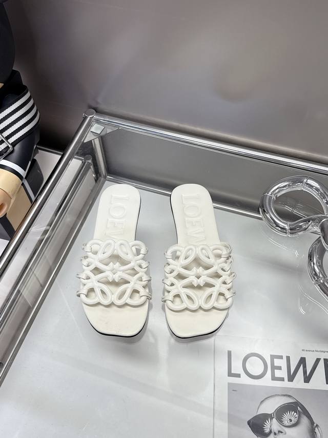 真皮注塑防滑大底 。码数35-40！ Loewe 罗意威 25Ss 春夏新品拖鞋，疯狂种草简约设计感觉更干净优雅，让你念念不忘 颜色也很耐看漂亮，上脚瞬间气质十