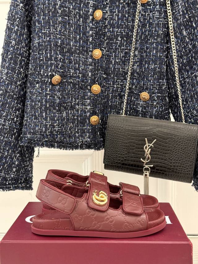 厂价 Gucci 古驰经25P春夏新品 双G扣沙滩魔术贴拖鞋 夏天必备懒人福音鞋 谁穿谁美！ 很轻盈上脚意外的舒适 还不挑脚型 简约的魔术贴设计很耐看 可调节大