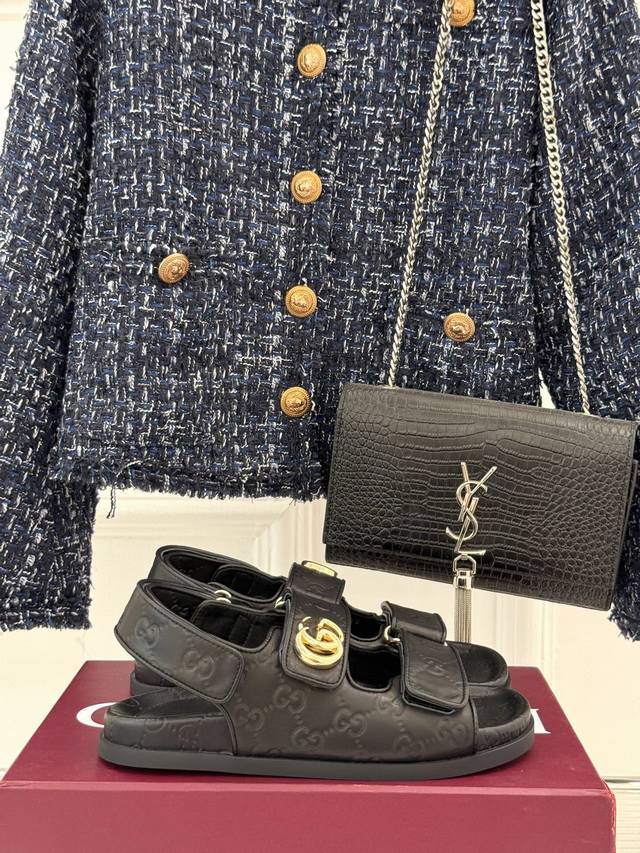 厂价 Gucci 古驰经25P春夏新品 双G扣沙滩魔术贴凉鞋 夏天必备懒人福音鞋 谁穿谁美！ 很轻盈上脚意外的舒适 还不挑脚型 简约的魔术贴设计很耐看 可调节大