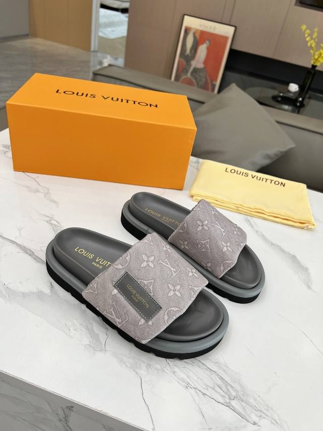 Louis Vuitton路易威登春夏新款拖鞋火爆上市，1:1高级定制，秒杀一切仿品，原版开模Logo装饰，既时尚又美观，面料:进口压花牛皮，内里羊皮，精美原版
