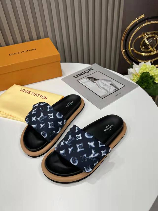 Louis Vuitton路易威登春夏新款拖鞋火爆上市，1:1高级定制，秒杀一切仿品，原版开模Logo装饰，既时尚又美观，精美原版鞋楦 码数：35-42 P价