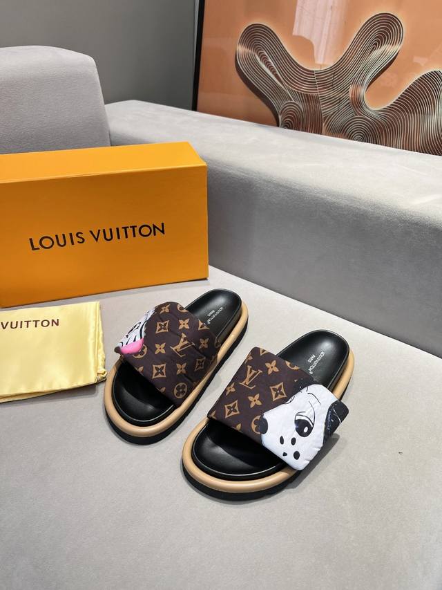 Louis Vuitton路易威登春夏新款拖鞋火爆上市，1:1高级定制，秒杀一切仿品，原版开模Logo装饰，既时尚又美观，面料:进口数码印花，内里羊皮，精美原版