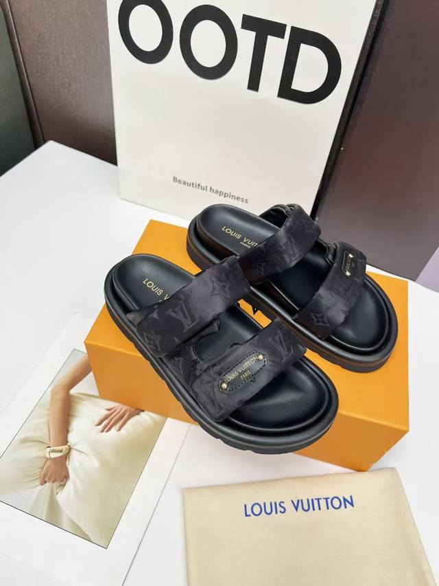 Louis Vuitton路易威登春夏新款拖鞋火爆上市，1:1高级定制，秒杀一切仿品，原版开模Logo装饰，既时尚又美观，面料:进口压花丝绸面料，内里羊皮，精美