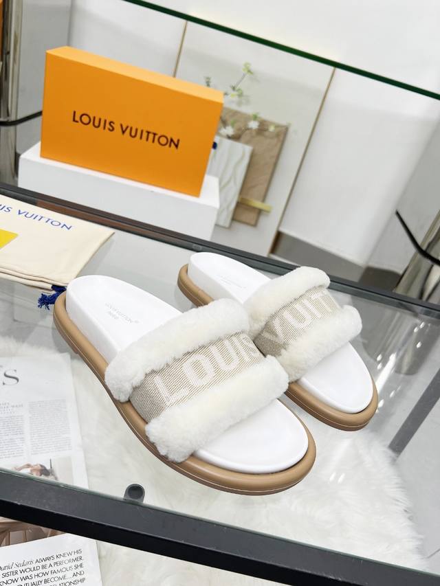 Louis Vuitton路易威登多色可选新款拖鞋火爆上市，1:1高级定制，脚感舒适毛拖。 面料：进口羊毛，原版橡胶大底，防滑耐磨，上脚 超舒适 码数：35-4