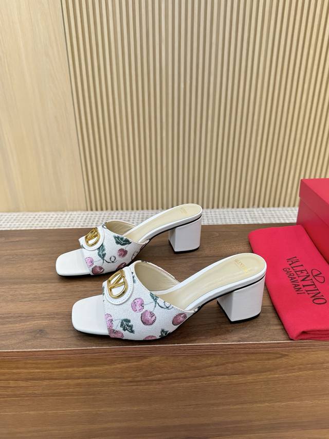 Valentino 华伦天奴 25季新款版面更新 码数 35-42 价格P橡胶底 真皮底30