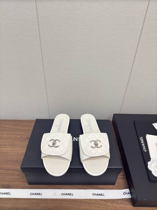 Chanel 香奈儿25C 新款 菱格书包扣平底拖鞋 顶级版本 春 夏天必入的凉拖系列 上脚超级美丽优雅 原版定制编制 材质鞋面 内里垫脚是丝绸羊皮 意大利进口