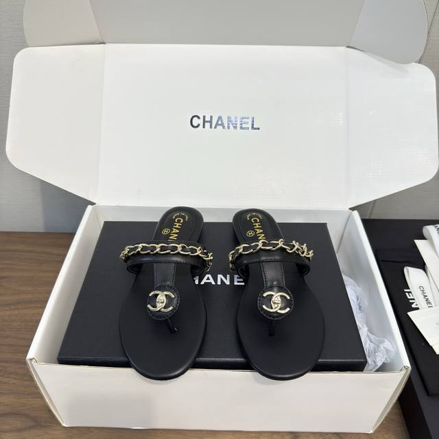 Chanel小香春夏新款夹脚凉拖鞋 小羊皮材质细腻柔软～鞋面双C“Logo”链条饰以点缀～精致又高级～时髦洋气～上脚太美了～不挑脚型真的很好看日常度假出行～轻松