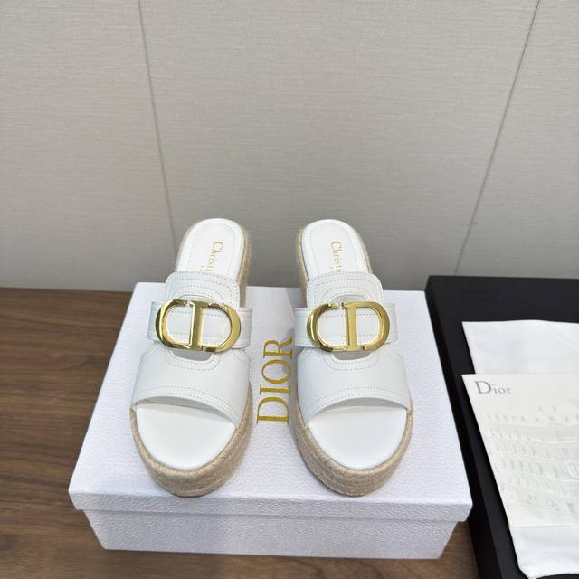 Dior 迪奥 25Ss 夏季高版本新款 厚底拖鞋 简约超级百搭. 上脚完美奢华可任意搭配春夏服饰. 脚感更是舒适！材质原版完美复刻. 原版拆解开模. 面料：原