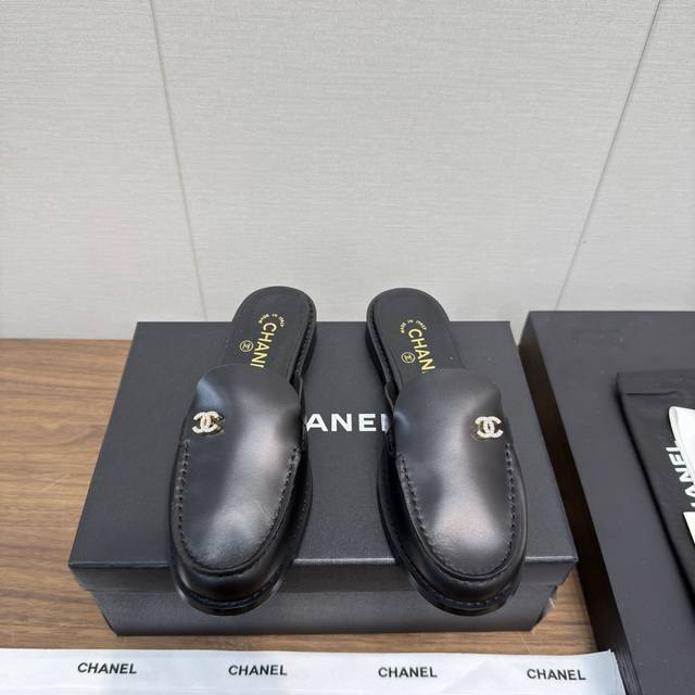Chanel 25春夏 钻扣字母标 乐福懒人半拖鞋 一年四季皆可穿 不管什么时候拿出来搭配都贼高级耐看 逛街压马路赚足眼球！轻松游走于通勤和休闲场合 做个漫不经