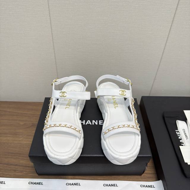 Chanel香奈儿 25款 厚底 链条凉鞋 这款经典设计电锈菱格厚底，链条搭配 拥入了多种配色元素，增高凉鞋 好看 舒适而优雅 多元化混搭非常好看百搭，上脚非常