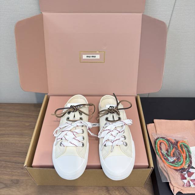 Miu Miu缪缪 25 水洗牛仔布 帆布 皮面 圆头系带 低帮 帆布鞋 风车扣20 颜值担当火爆款帆布鞋 不得不入的一款～做旧时尚，简约高级 随意搭配上脚非常