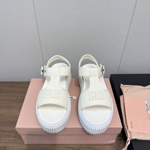 Miumiu缪缪 最新爆款 厚底 漂白 做旧 复古 小脏鞋 休闲 运动鞋 板鞋 小白鞋 原版购入开发 做货 这款漂白皮革和麂皮运动鞋加以磨损效果，彰显精致格调。