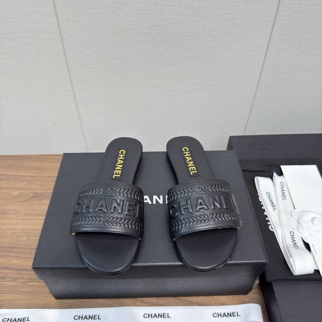 Chanel 25P春夏懒人 拖鞋 粗麻布 花布鞋面 简单日常小穿搭，出门必备小粗跟拖鞋 凉拖鞋系列 香奶奶家新款时尚最新版面 电绣菱格 小粗跟散发持久魅力的小