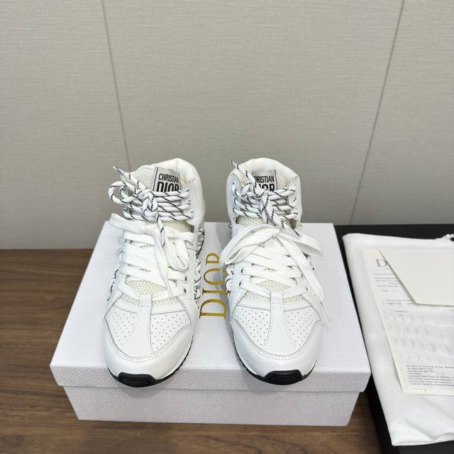 Dior 25新款 Run'n'dior 运动鞋 秋季系列新品，以优雅时尚的造型重新演绎运动风格。鞋面采用白色网眼织物精心制作，鞋带和鞋跟饰以 Christia