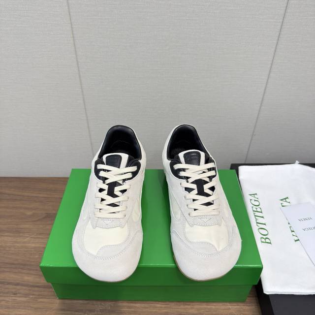 Bottega Veneta 火爆新款 运动鞋休闲鞋 徳训鞋 情侣款 Bv 90年代复古风格为灵感，鞋面选用网纱面料，呼应品牌标志性Intrecciato编织元