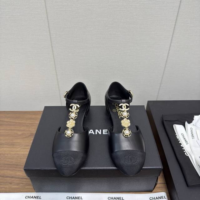 Chanel 25S 玛丽珍 平底边鞋 单鞋走秀款 高版本 芭蕾舞鞋 鞋面：面料进口混种羊皮，羊皮里，原版一比一开模五金扣工能设计，穿皮条脚环装饰可自行装卸链条