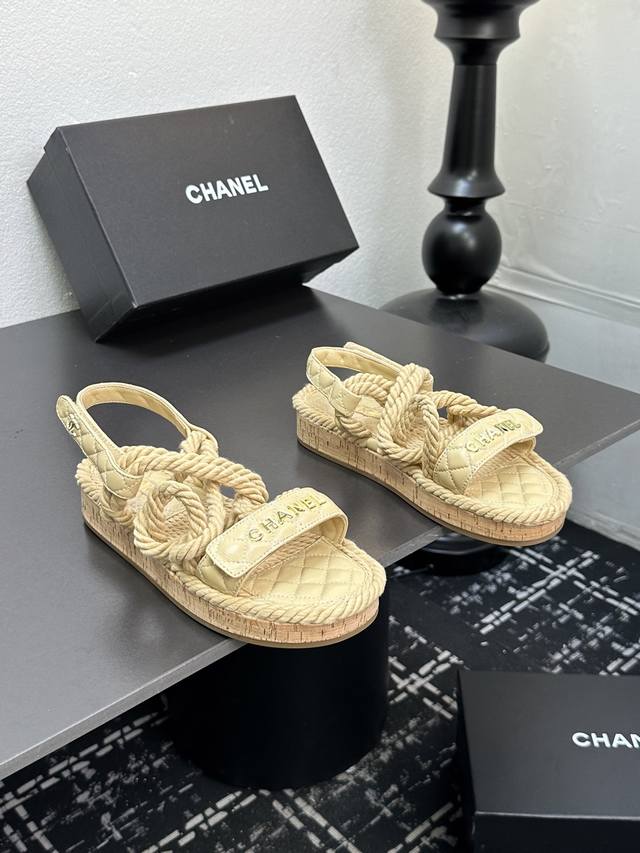 凉鞋 Chanel香奈儿编织麻绳软木底台彩色糖果色拖鞋，经典菱格纹搭配个性麻绳带，“Chanel”标识彰显奢华。多款亮色可选，无论是搭配裙装还是裤装，都能轻松提