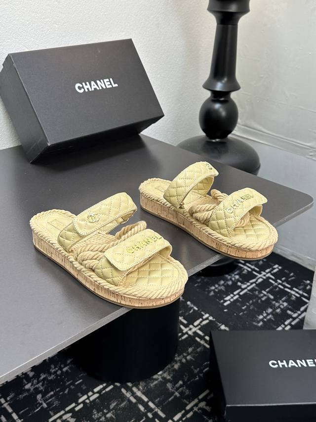 拖鞋 Chanel香奈儿编织麻绳软木底台彩色糖果色拖鞋，经典菱格纹搭配个性麻绳带，“Chanel”标识彰显奢华。多款亮色可选，无论是搭配裙装还是裤装，都能轻松提