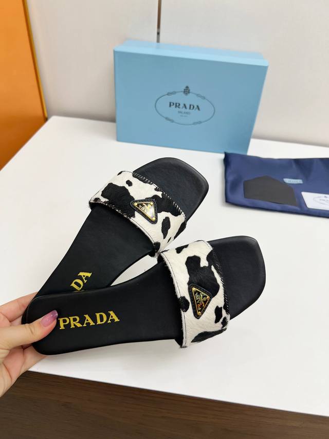 市场顶级版 2025Ss Prada普拉达三角标奶牛配色牛皮 顶级品质 集优雅知性复古可爱于一身 鞋面：原版马毛牛皮原版五金扣 内里：小羊皮里 原版 意大利真皮