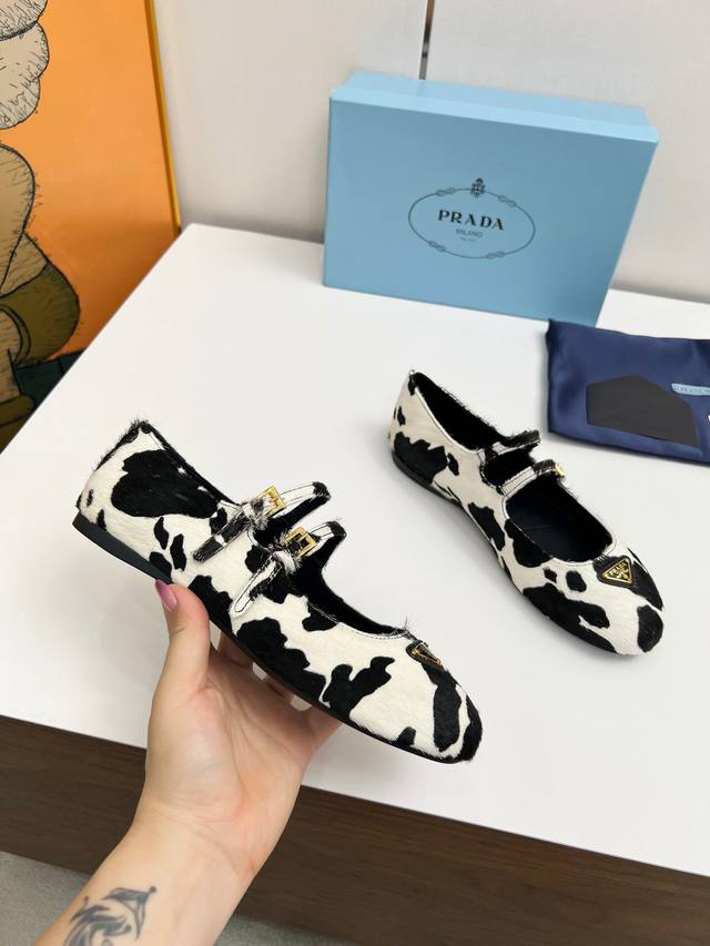 Prada25年新款奶牛配色牛皮跳舞鞋 小皮鞋乐福鞋 复古时尚经典单品 巴黎时装周第一场分量十足的大秀场打造的新品 灵感由D主设计师巧妙结合在完美鞋型上.搭配品